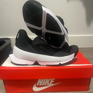 Woman’s Nike Go FlyEase Size 6